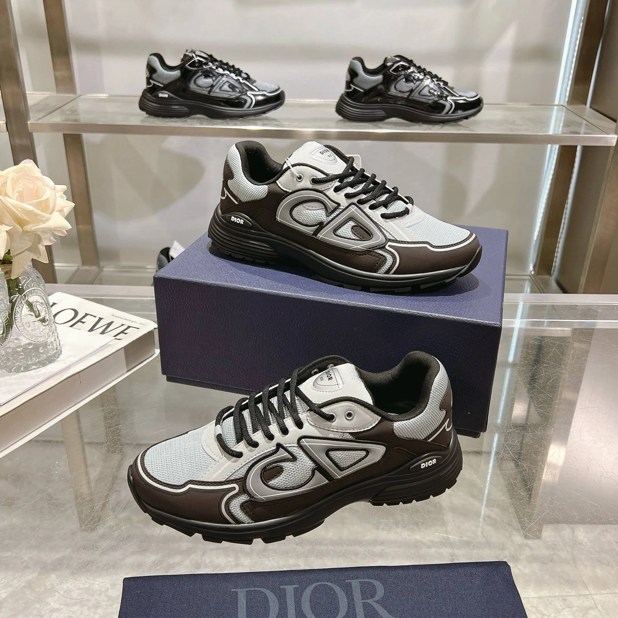 👟👟Ex-factory price 520👟👟 H612 high version B30 low-top sneakers are one of the flagship styles of this series. Crafted from mesh and technical fabrics, it's finished with a reflective 'CD30' graphic and 'DIOR B30' and 'CD30' logos on the heel and tongue. The extra-light, sculpted rubber sole adds style with signature accents, while internal stretch details create ideal comfort. Can be paired with a variety of casual looks to show a fashionable, modern and sporty style. ✅Size: 35-47 (45-46-47 customized, non-returnable and non-exchangeable) ✅Sole material: Original ultra-light IP sole ✅Packaging: Brand new counter packaging